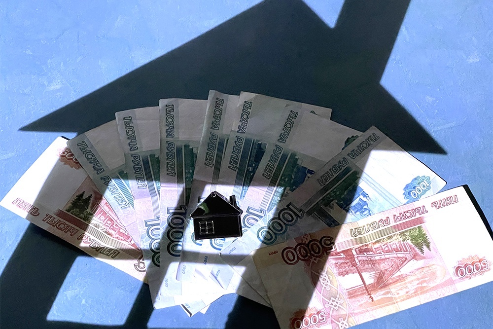    Если на уплату кредитов уходит почти весь доход, - получить ипотеку станет сложнее. / Сергей Михеев