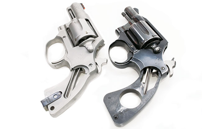 Новая модель Cobra, в отличие от оригинала, выполнена из нержавеющей стали. В ней также установлена модернизированная пластинчатая главная пружина, обеспечивающая превосходное натяжение при двойном действии.