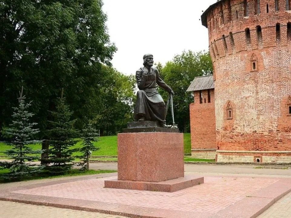 Памятник Федору Савельевичу Коню в Смоленске около Кремля, построенного по его проекту, фотография из открытых источников Яндекса