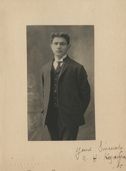 Вараздат Казанчян в 1905 году, во время выпуска из стоматологической школы Гарвардского университета. Источник