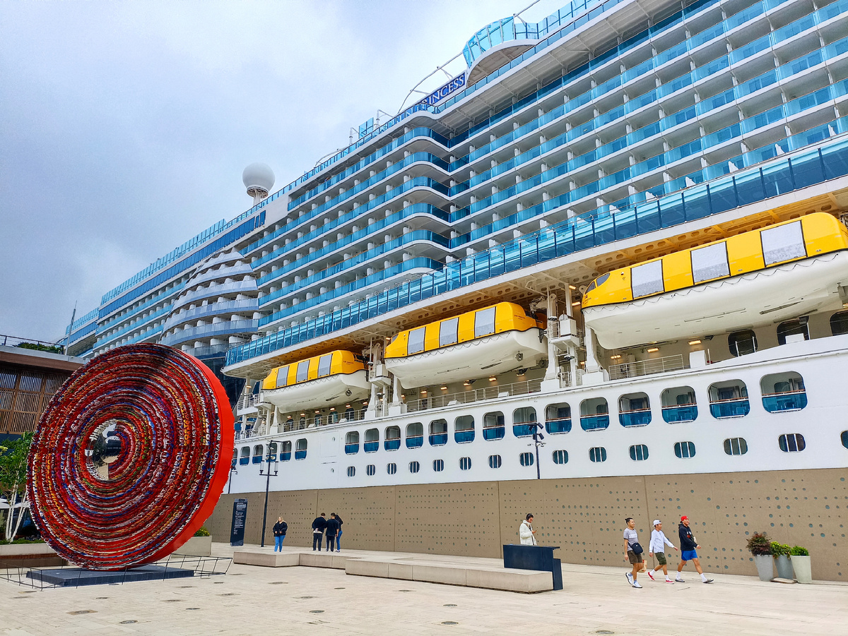 Огромный круизный лайнер в Галатапорту, Стамбул