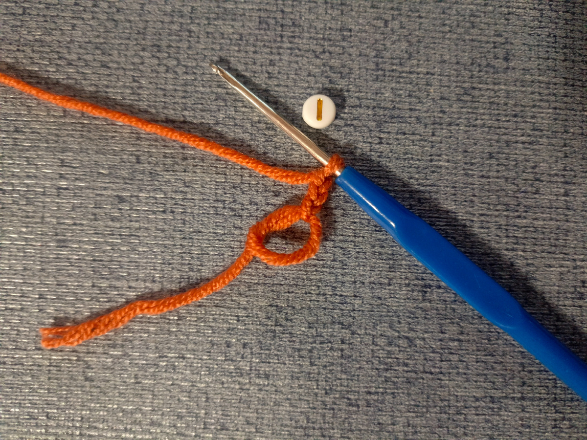 Петля амигуруми и 3 воздушные.