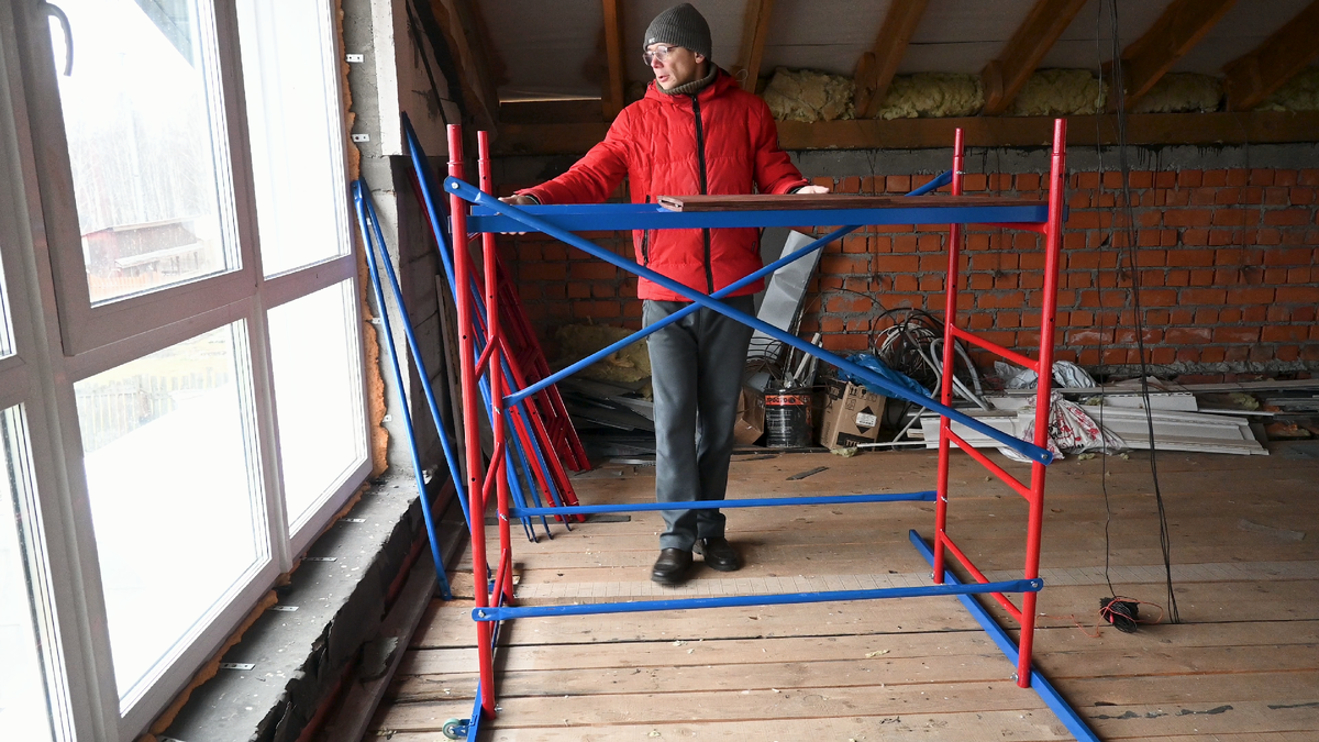 На маркетплейсе купил строительные леса, они мне помогут в реализации поставленных целей.