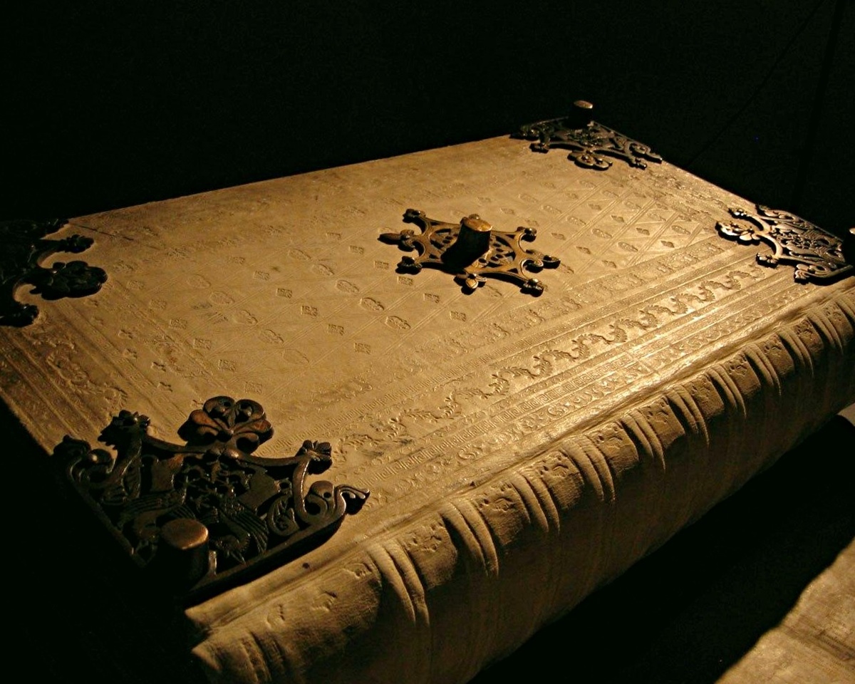 Codex Gigas, также известный как «Библия дьявола»