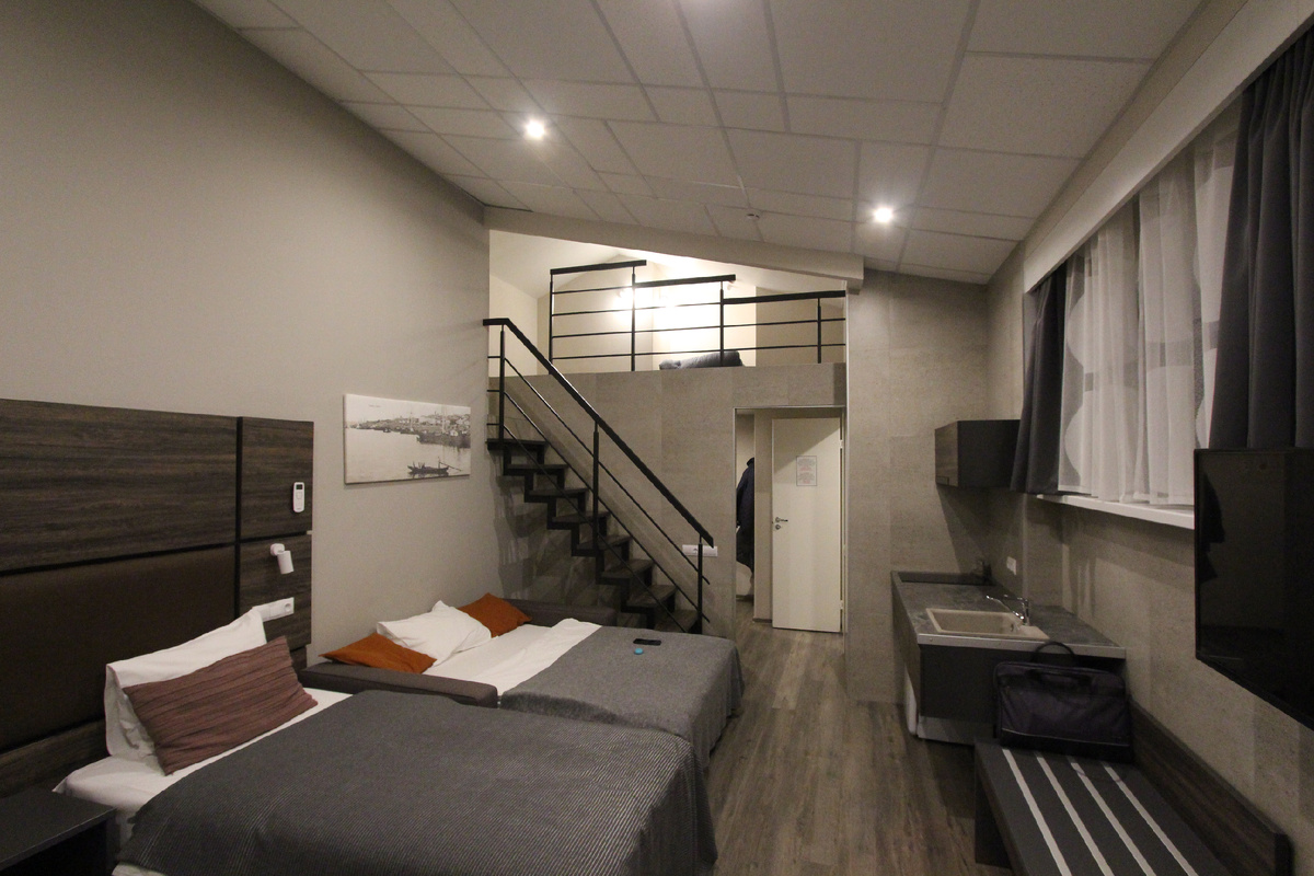 Вид от боковой стены на вход