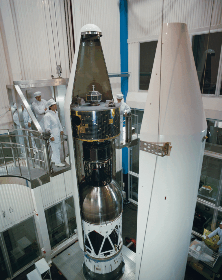 Зонд "Хитэн" под обтекателем ракеты-носителя Mu-3S-2