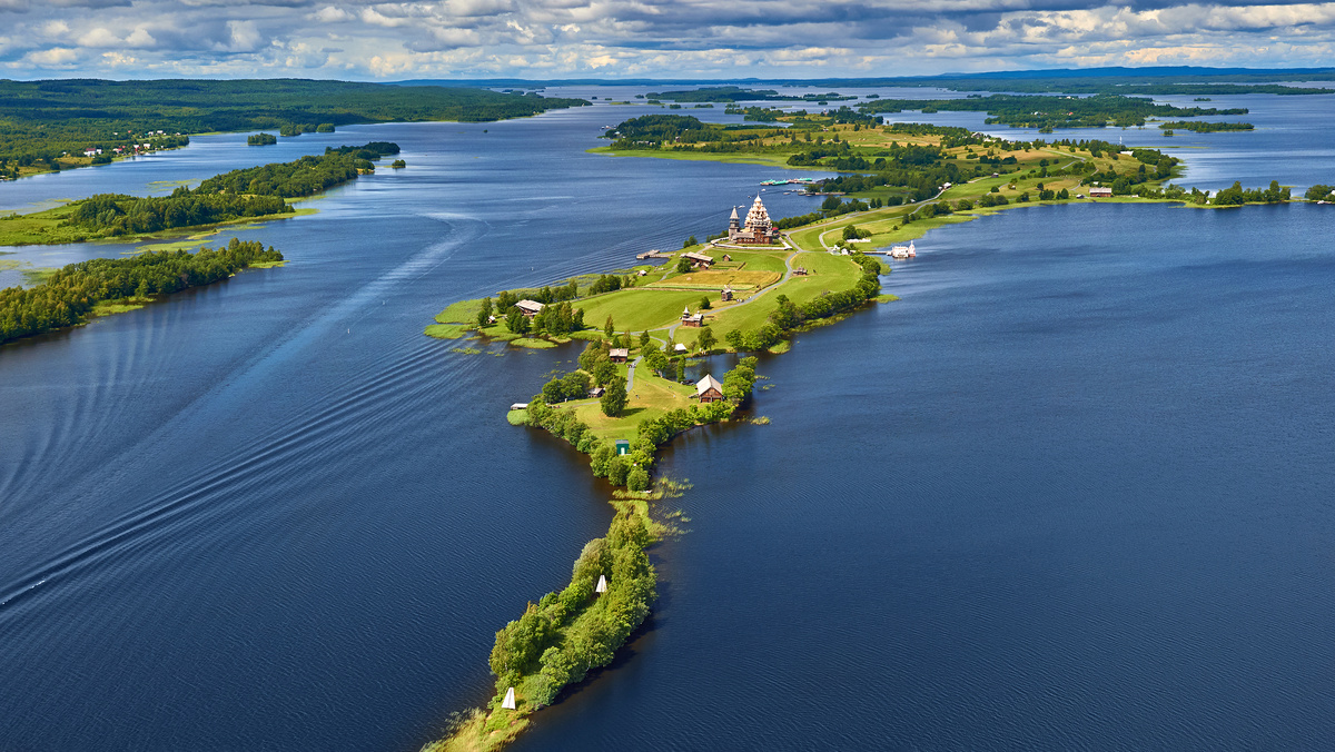 Остров Кижи с высоты птичьего полета, достопримечательность Карелии.