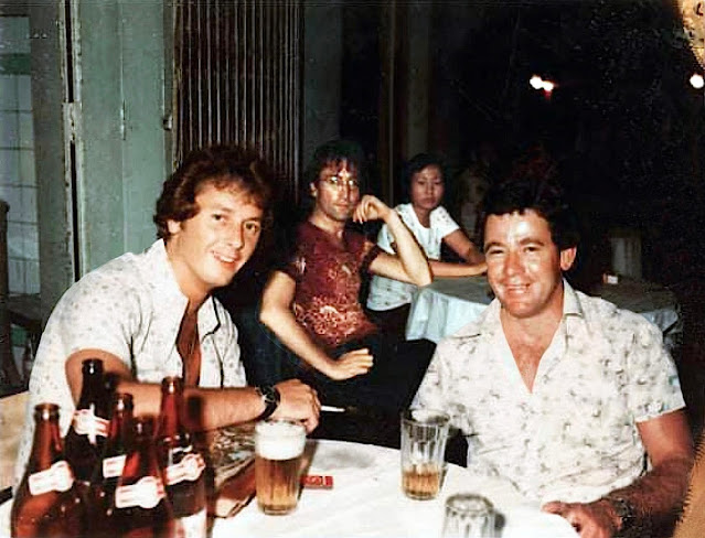 Случайный кадр с незнакомцами: Джон Леннон в баре в Бугисе, Сингапур, 1976 год.