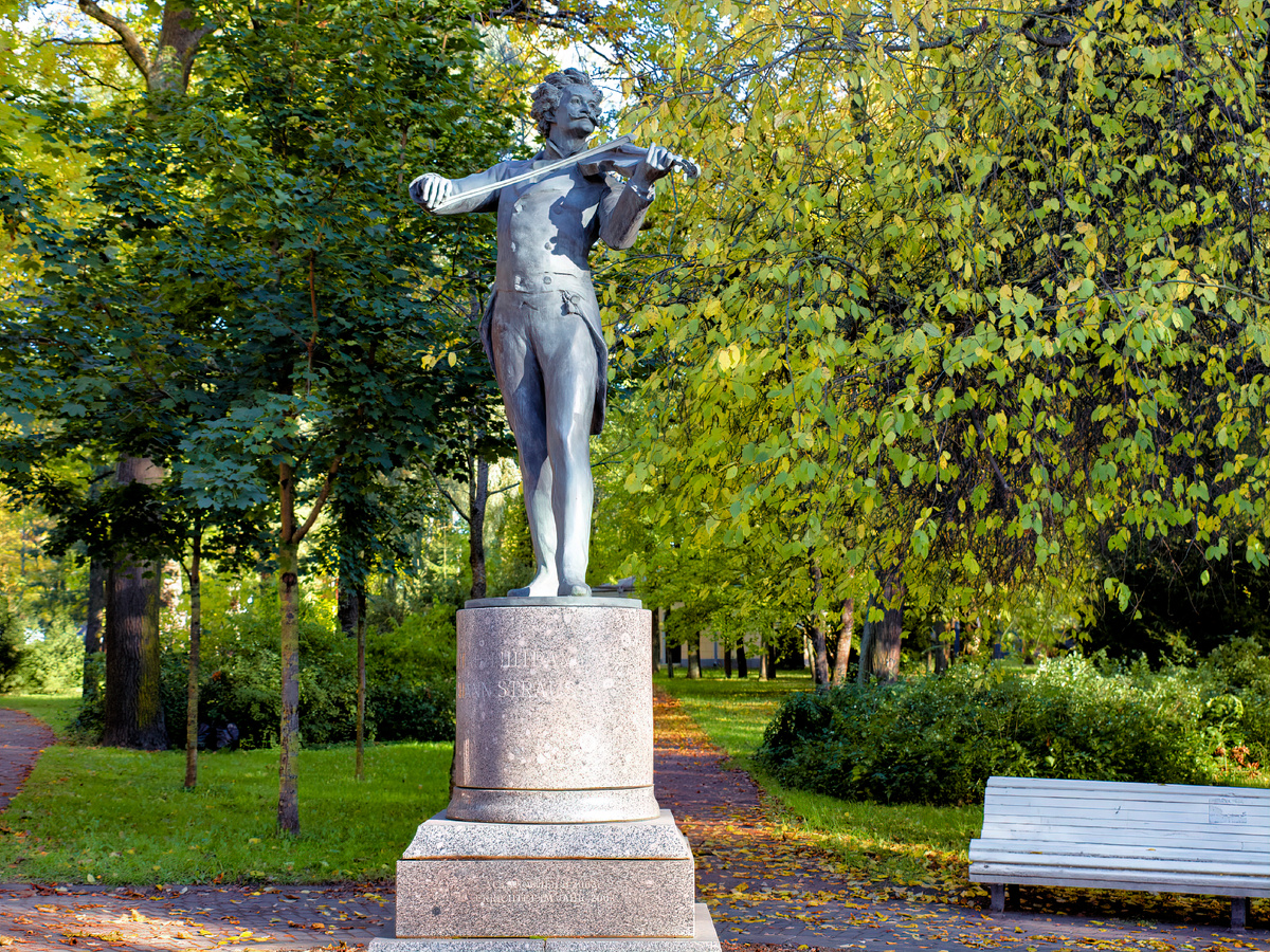 памятник И.Штраусу в Павловске