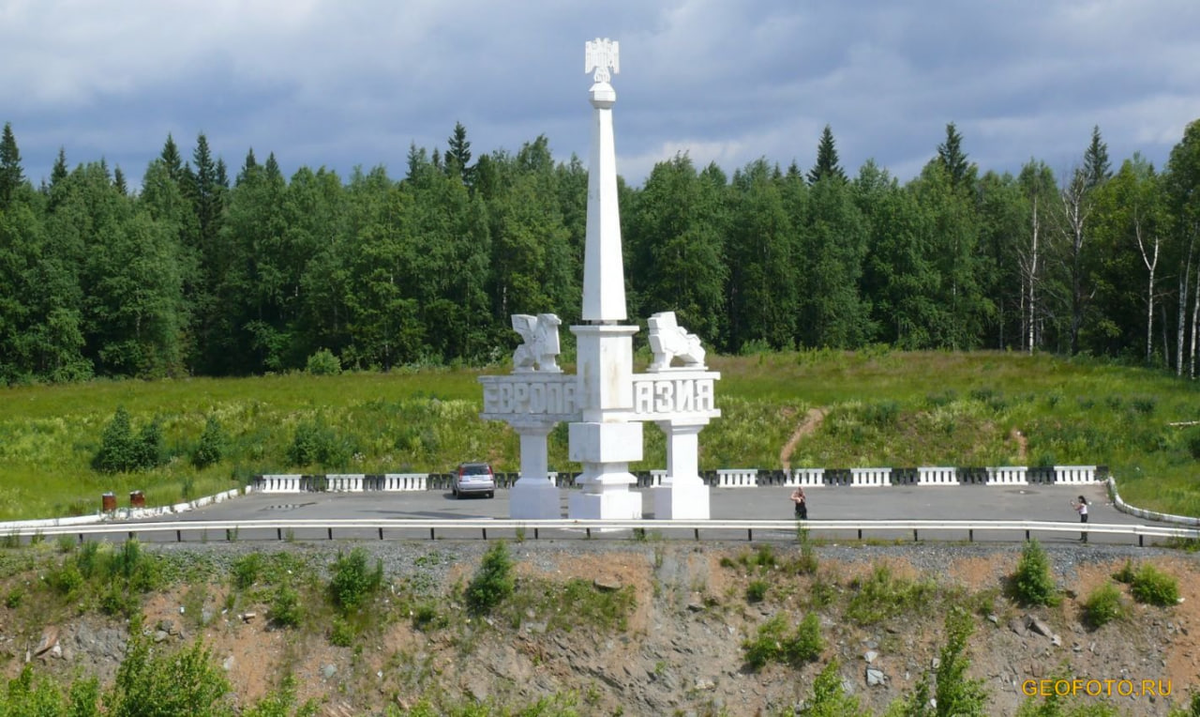 Стела у дороги Качканар — Чусовой. Фото: geofoto.ru