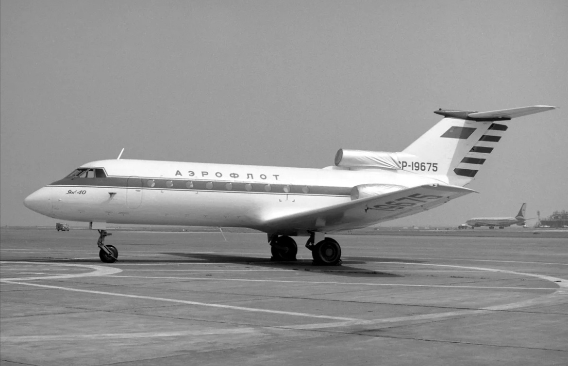 Советский Як-40 старой ливреи авиакомпании «Аэрофлот», черно-белое фото. (Примерно 1960-1980-ые года.)