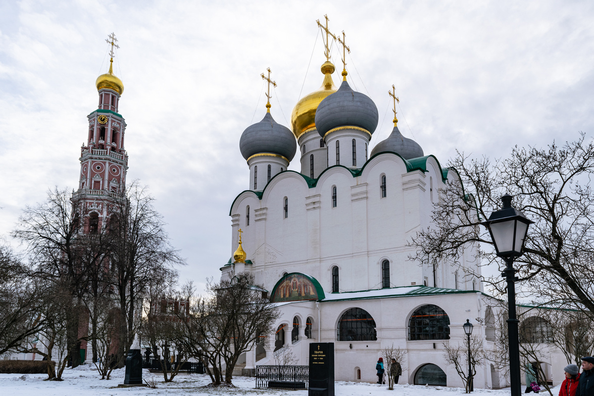 Смоленский собор и колокольня справа. Фото автора