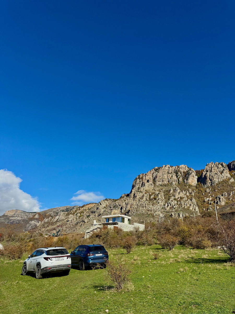 Собственно так и выглядит парковка для автомобилей. P.S. С шикарным видом машинки стоят. 
