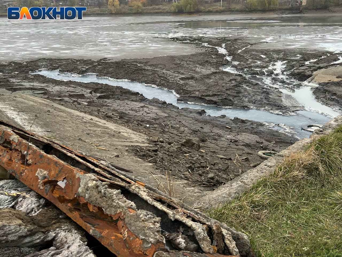 Сорванные запорные конструкции и остатки воды в Тепличном Фото: «Блокнот Донецк»