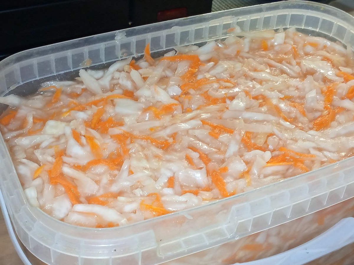 Заквасила немного, всего 3 кг. Съедим - нарублю ещё.