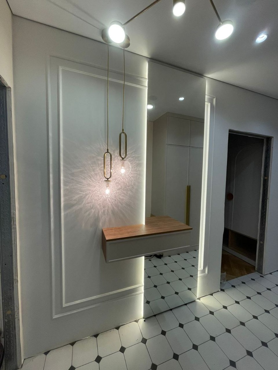 Навесная тумба в прихожую с зеркалом