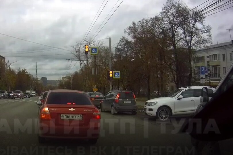     Фото: телеграм-канал "Автохамы и ДТП. Тула"
