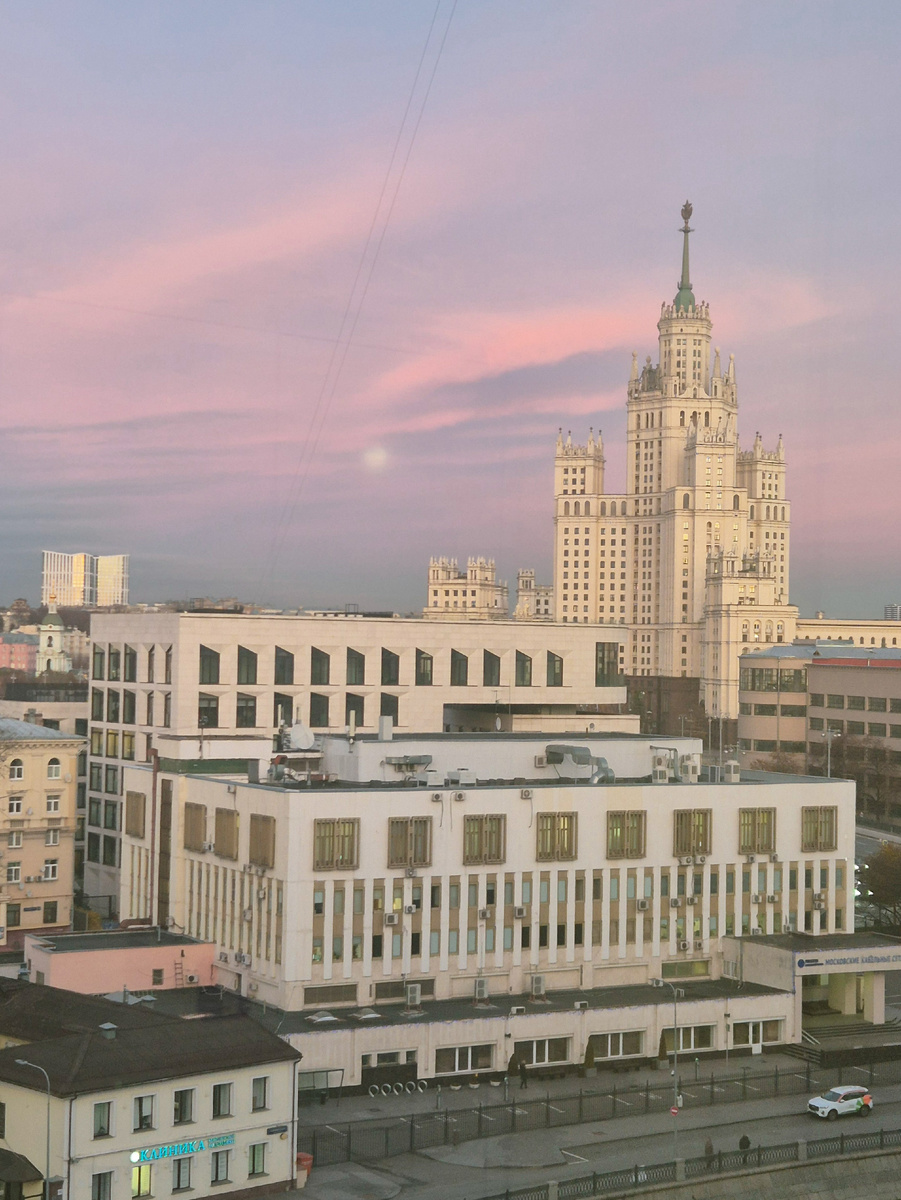 Луна над Москвой