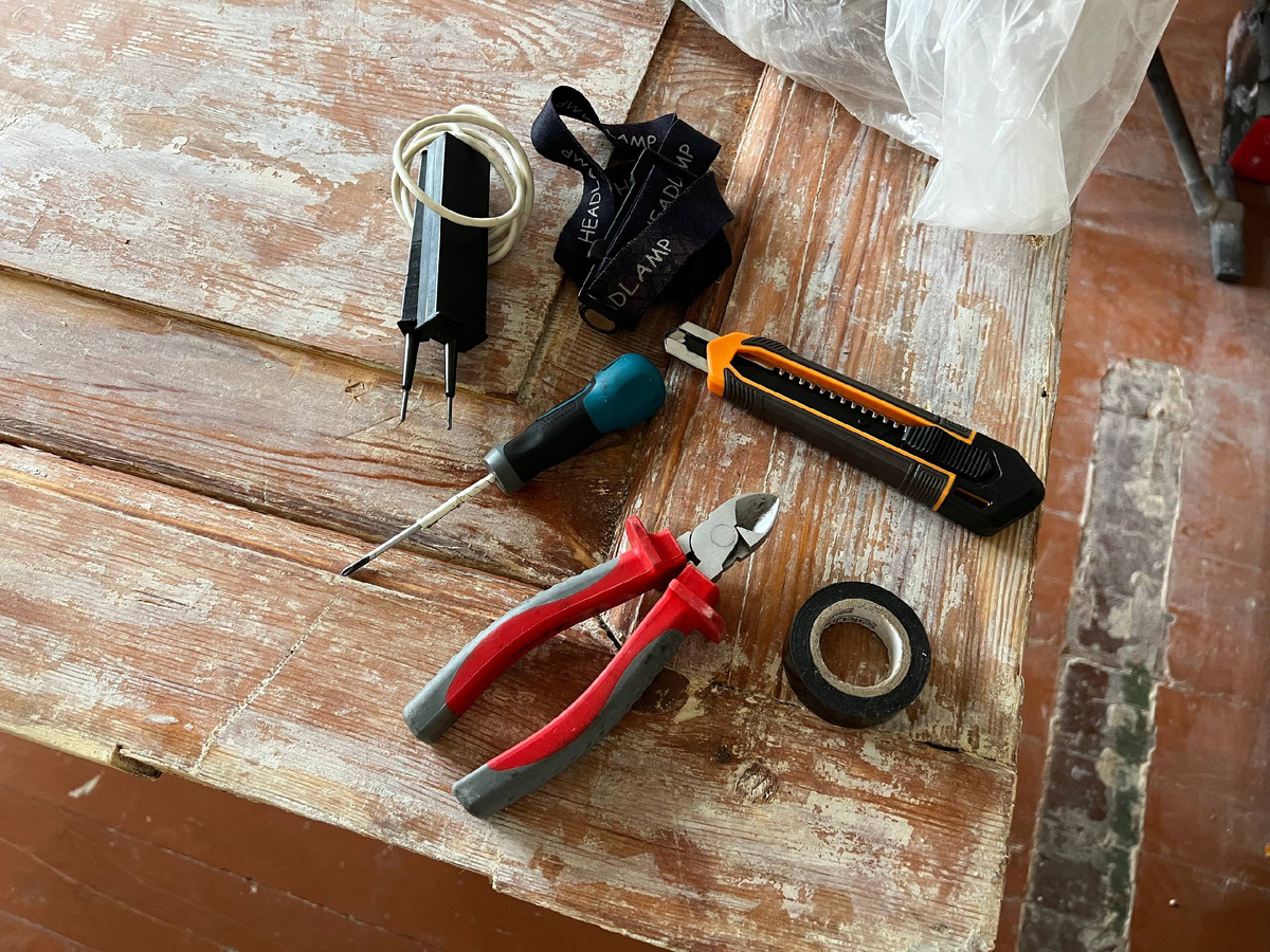 Ребята-электрики прибыли, сегодня у меня меняют проводку и не только