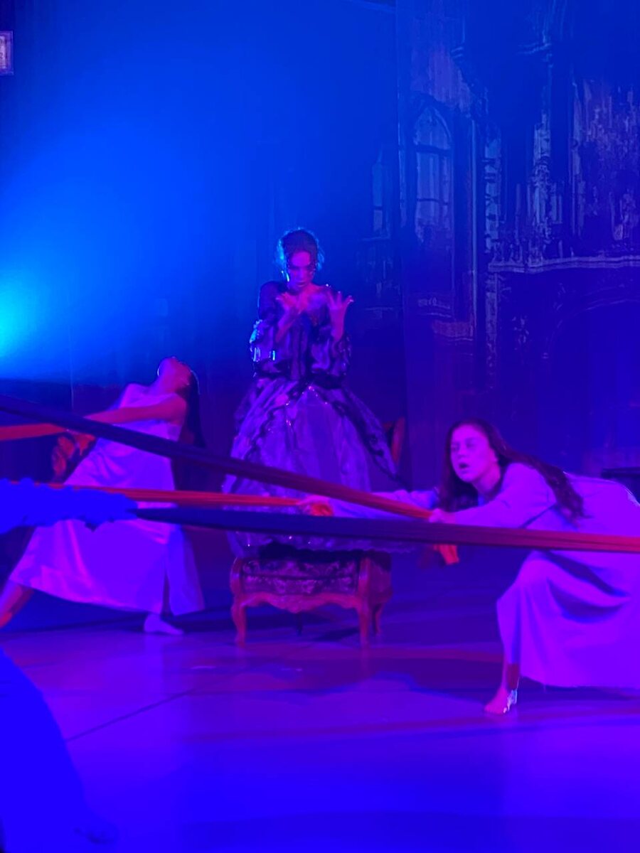 девушки-волны, они же фурии, опутывают Нарышкину красными сетями, особое внимание уделяя ее животу. На зависть законной жене, любовница за 15 лет отношений с Александрм I родила ему нескольких детей.