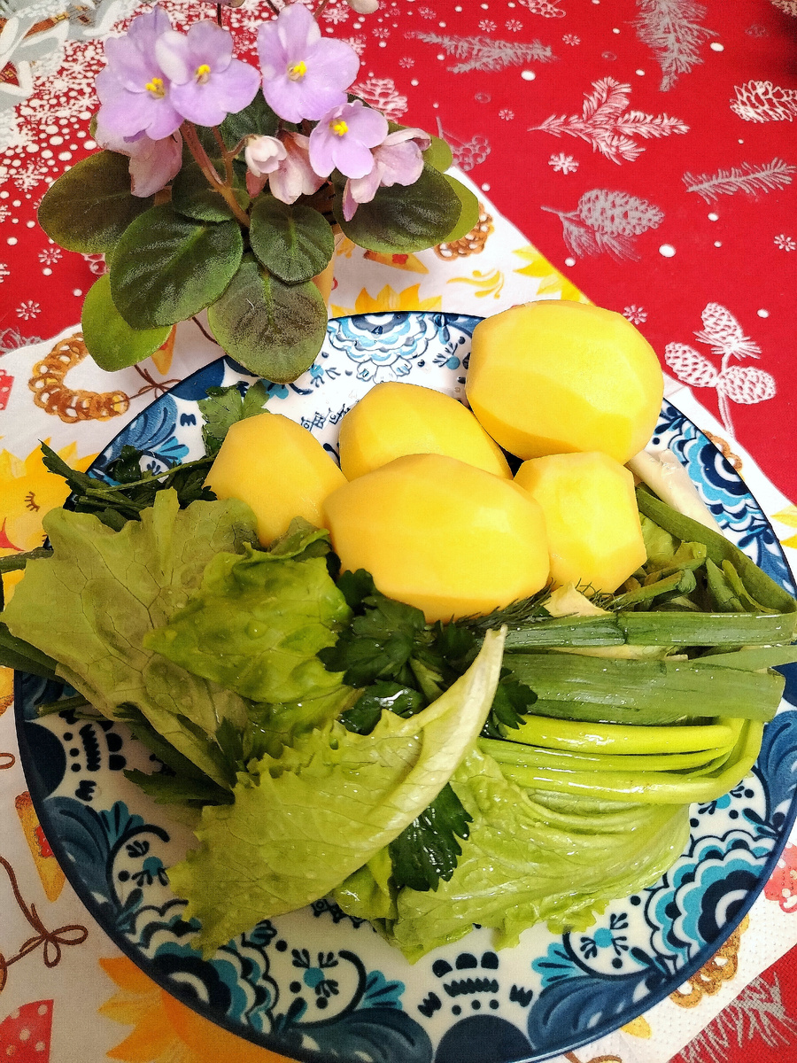 Картофель, зелень, лук, салат