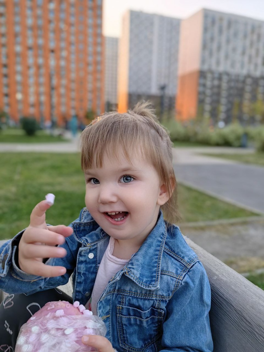 Маленькая сладкоежка!