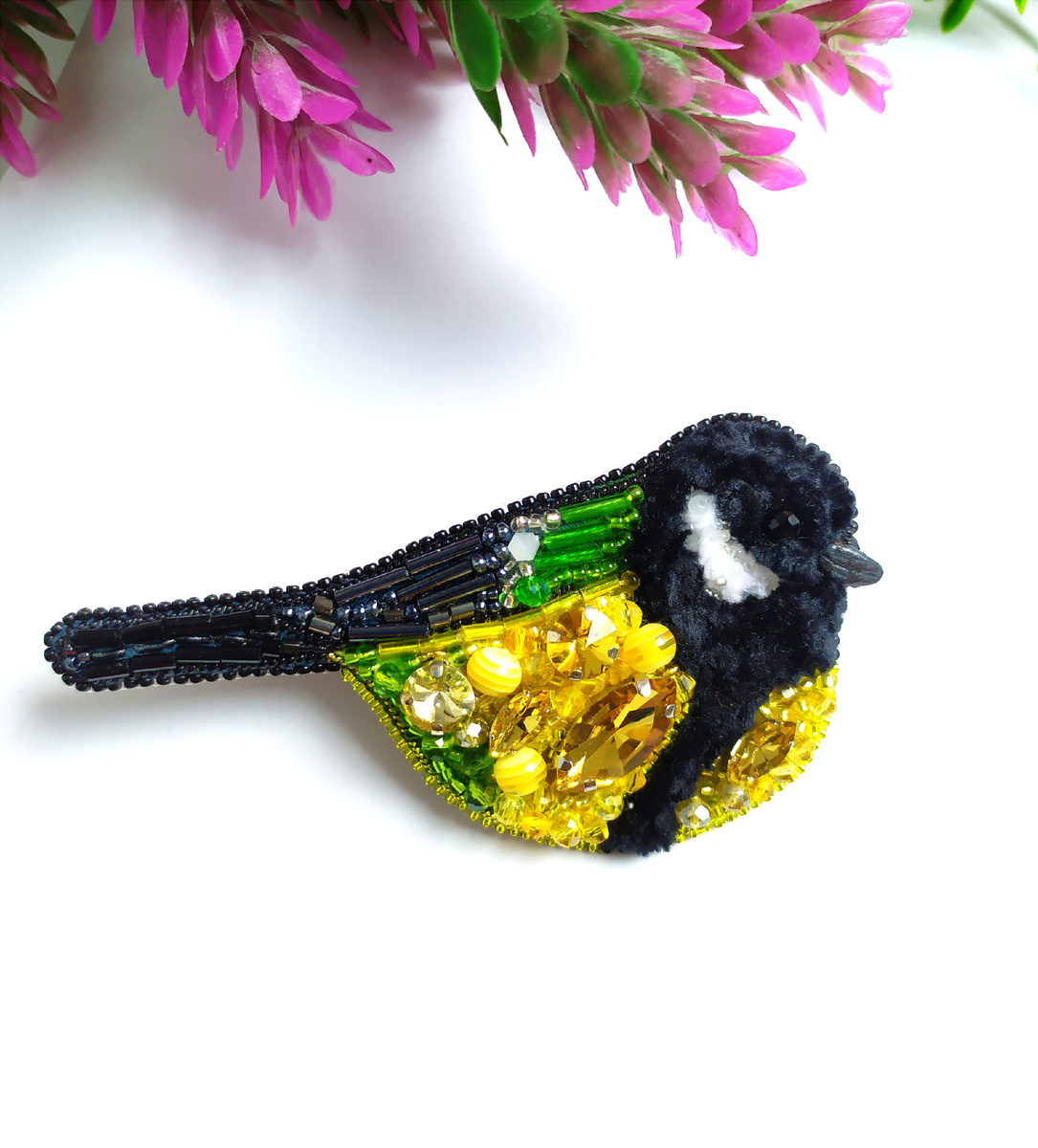 Моя брошь, вышитая году в 2021, тогда я не знала о синицах