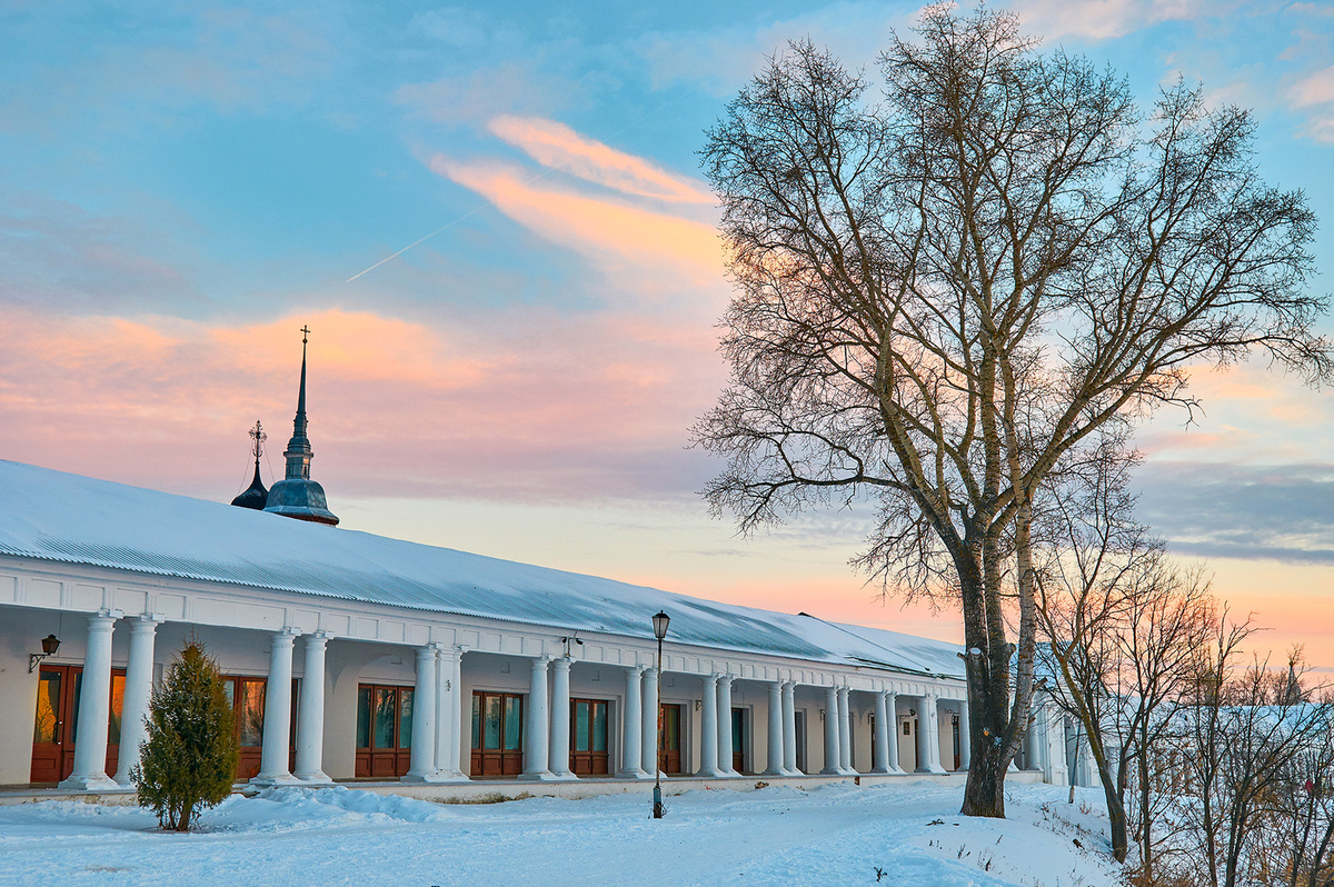 Торговые ряды на Торговой площади в Суздале, украшенные к Новому году