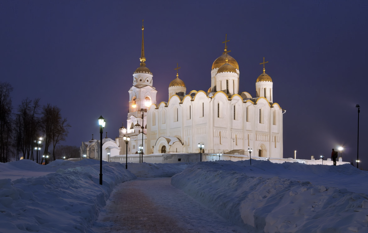 Планируете встретить Новый год во Владимире 2025-2026? Готовый маршрут на 2 дня по древней столице Руси, отели с программой, цены и лайфхаки, как добраться до церкви Покрова на Нерли зимой.