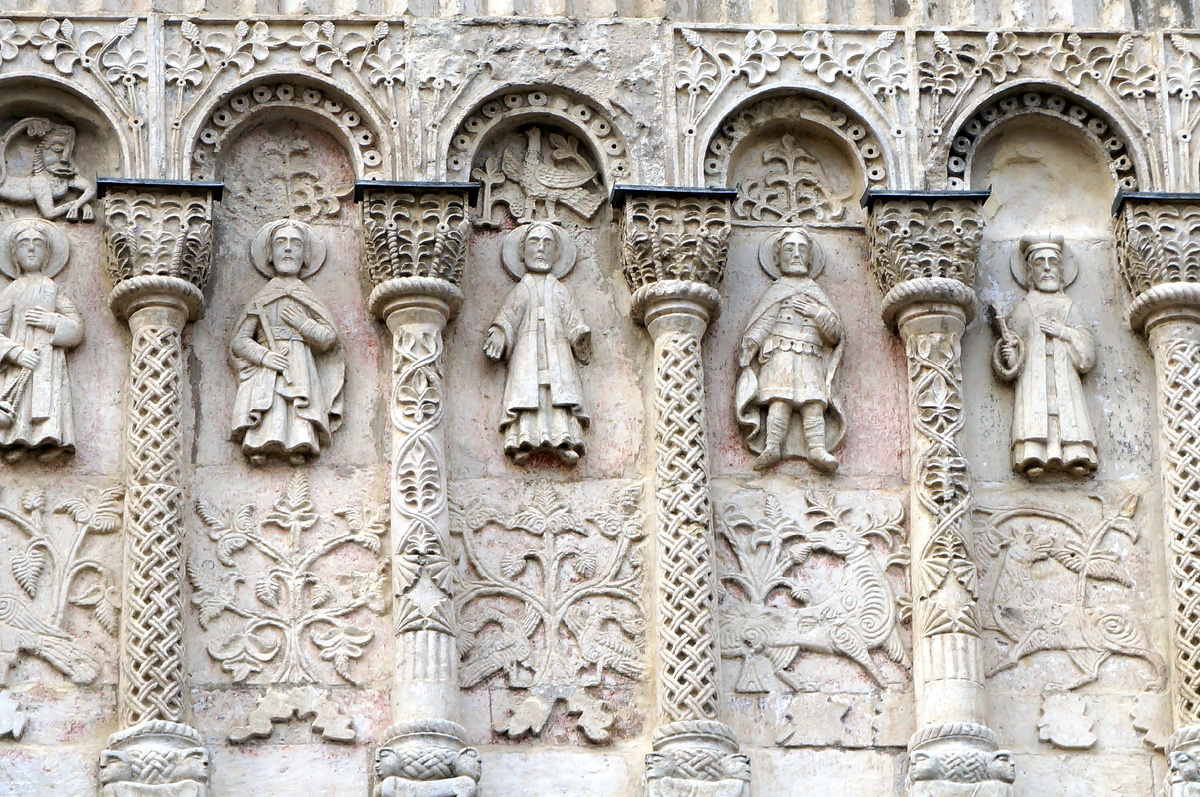 Белокаменная резьбы на стене Дмитриевского собора