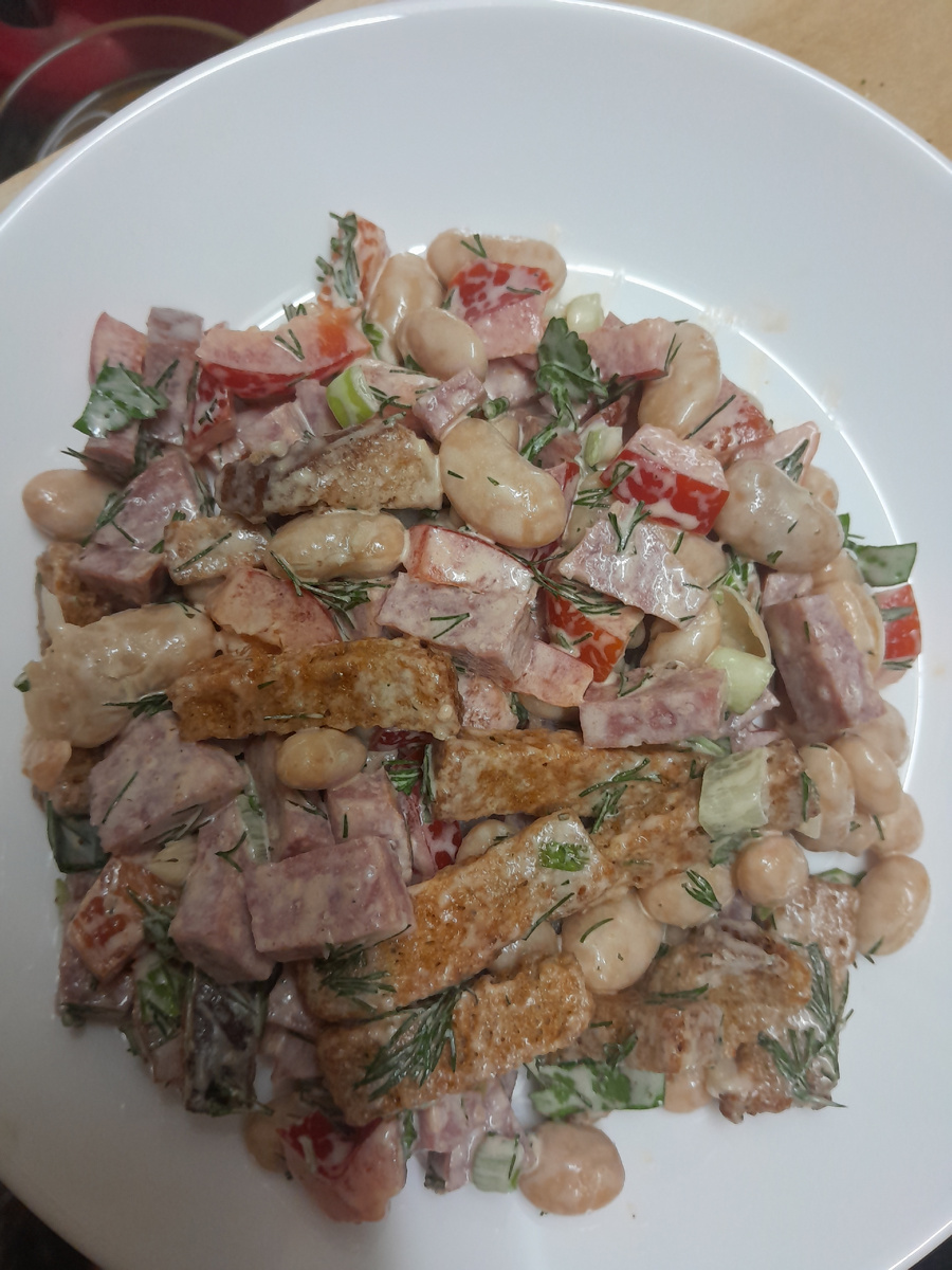 С сухариками и фасолью