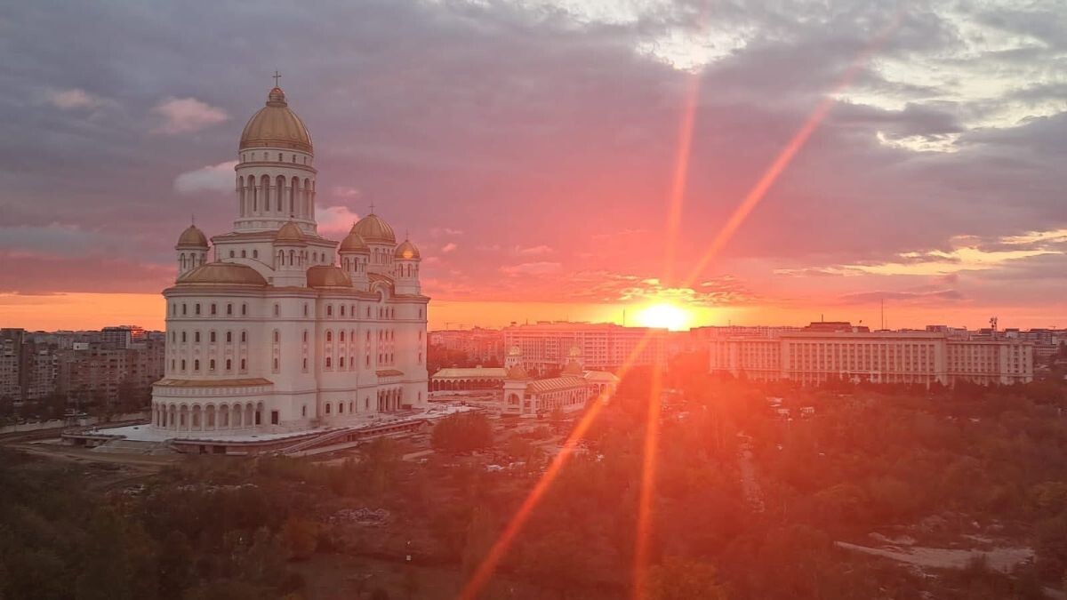 Заглавное фото: Патриарший собор в Бухаресте / @informatacorect
