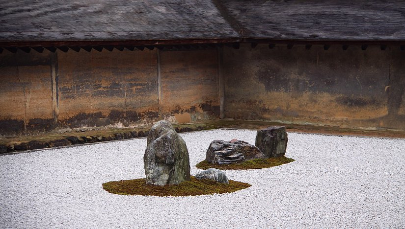 Рёан-дзи – самый старый из сохранившихся садов камней. В этой подборке сад представлен в разные сезоны. Фото из открытых источников.