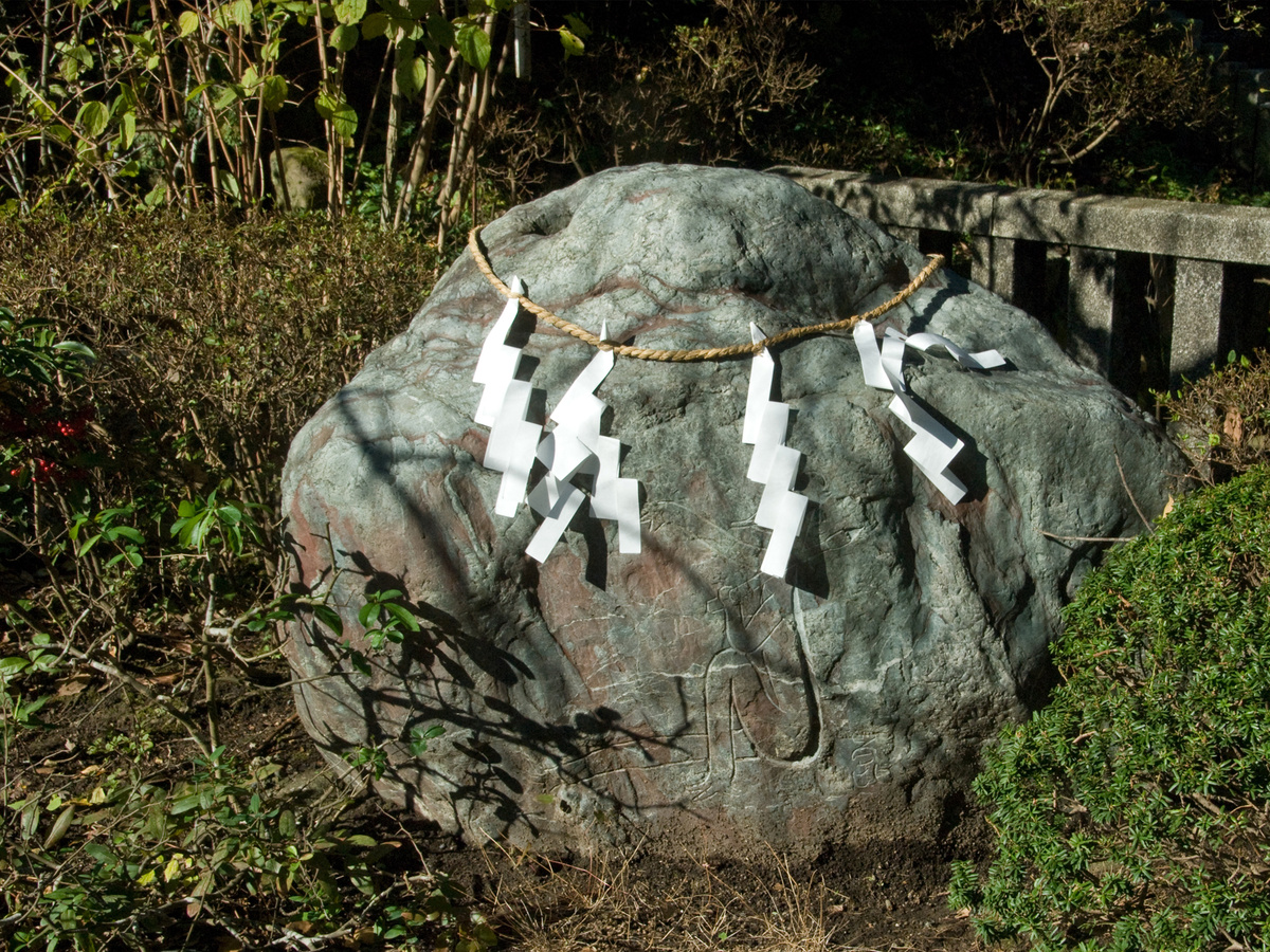 Камни почитаются в Японии очень давно. На фото один из таких камней. Фото из свободных источников.