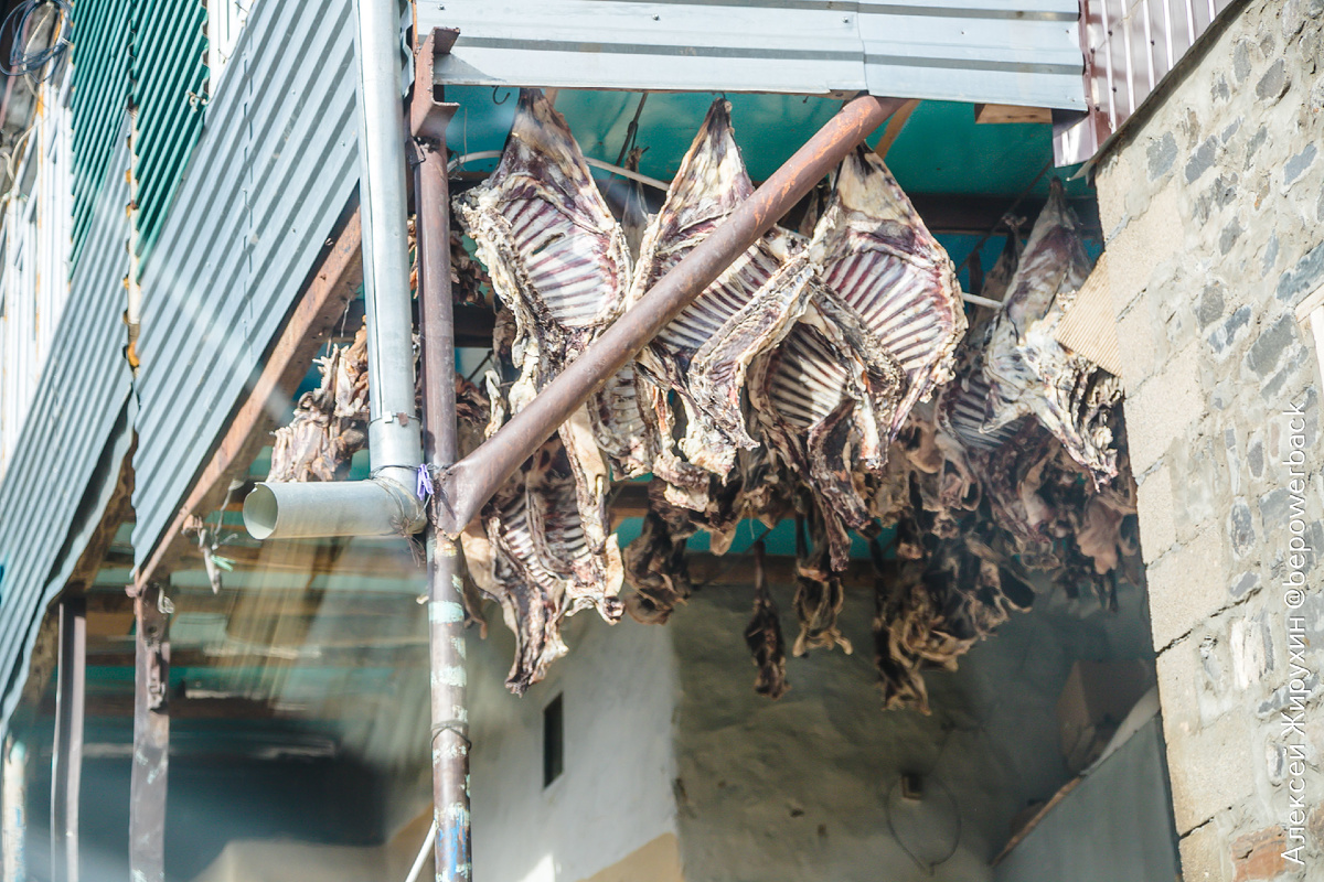 За месяц вызревания мясо усушивается, концентрируя в себе весь вкус. Финальный штрих - горный тмин и паприка. 