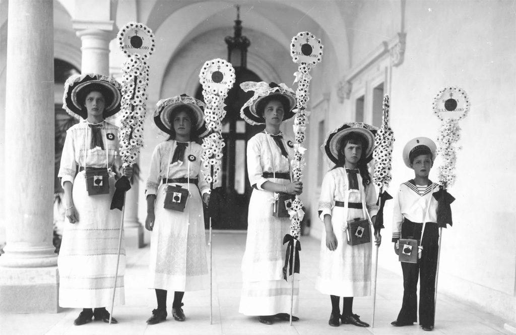 дети Николая II с ромашками, фотография из архива, СМи, открытых источников