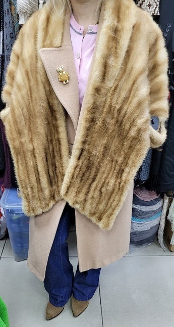 Первый раз в жизни примеряю норковое манто. Цена 7500