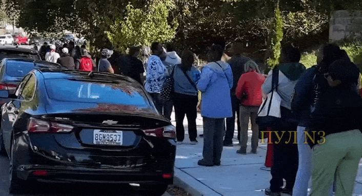    Последствия шатдауна в США: Люди стоят в длинных очередях, чтобы получить бесплатную продовольственную помощь. Видео: ТГ-канал "Пул №3"