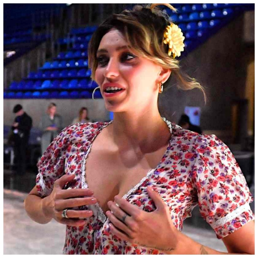 Регина ТОдоренко кормит ребенка в перерывах на работе