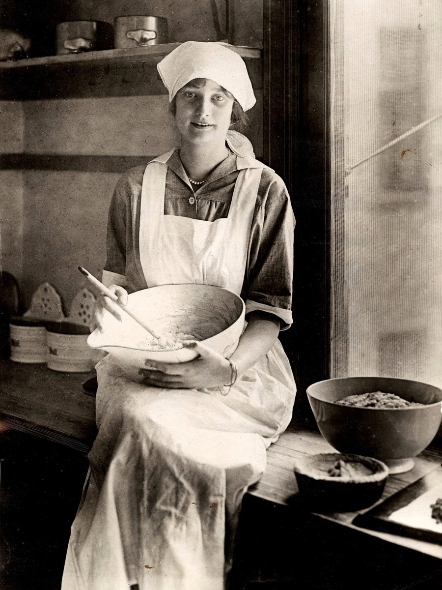 Принцесса Астрид Шведская на кухне в королевском дворце, 1926 год