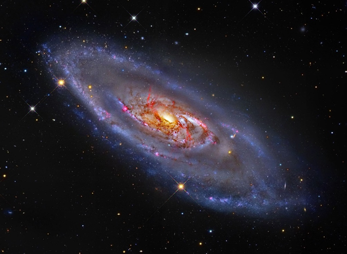 Галактика М106, по размеру и светимости очень похожа на галактику Андромеды (M31).
Галактика М106 является одной из самых ярких и крупных, и близлежащих к нам галактик.
