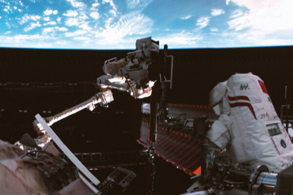 Астронавт миссии «Шэньчжоу-20» Ван Цзе в открытом космосе у китайской орбитальной станции, сентябрь 2025 года / Li Minggang/Global Look Press 