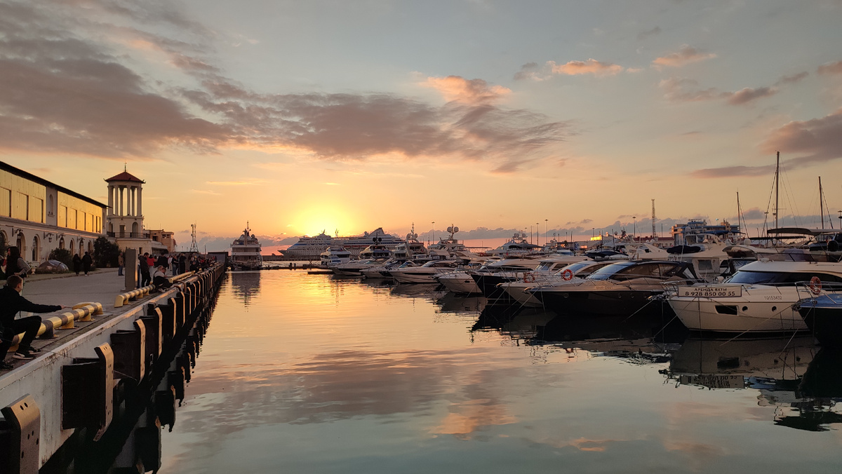 Сочи, рядом с закатным солнечным диском виднеется лайнер, на котором мы ушли в круиз