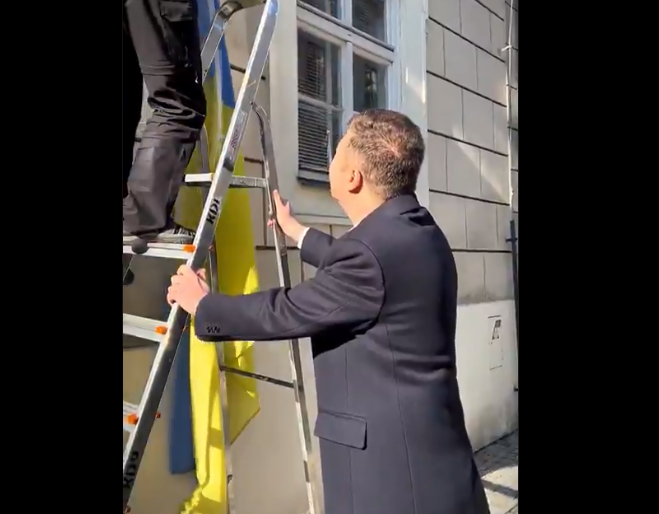    Определённый символ исчез за несколько секунд. Новый спикер парламента Чехии приказал снять со здания флаг Украины