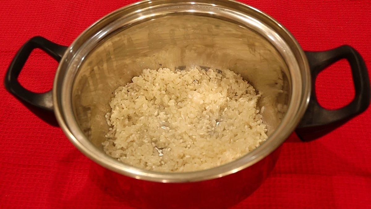 Рис предварительно хорошо промыть.