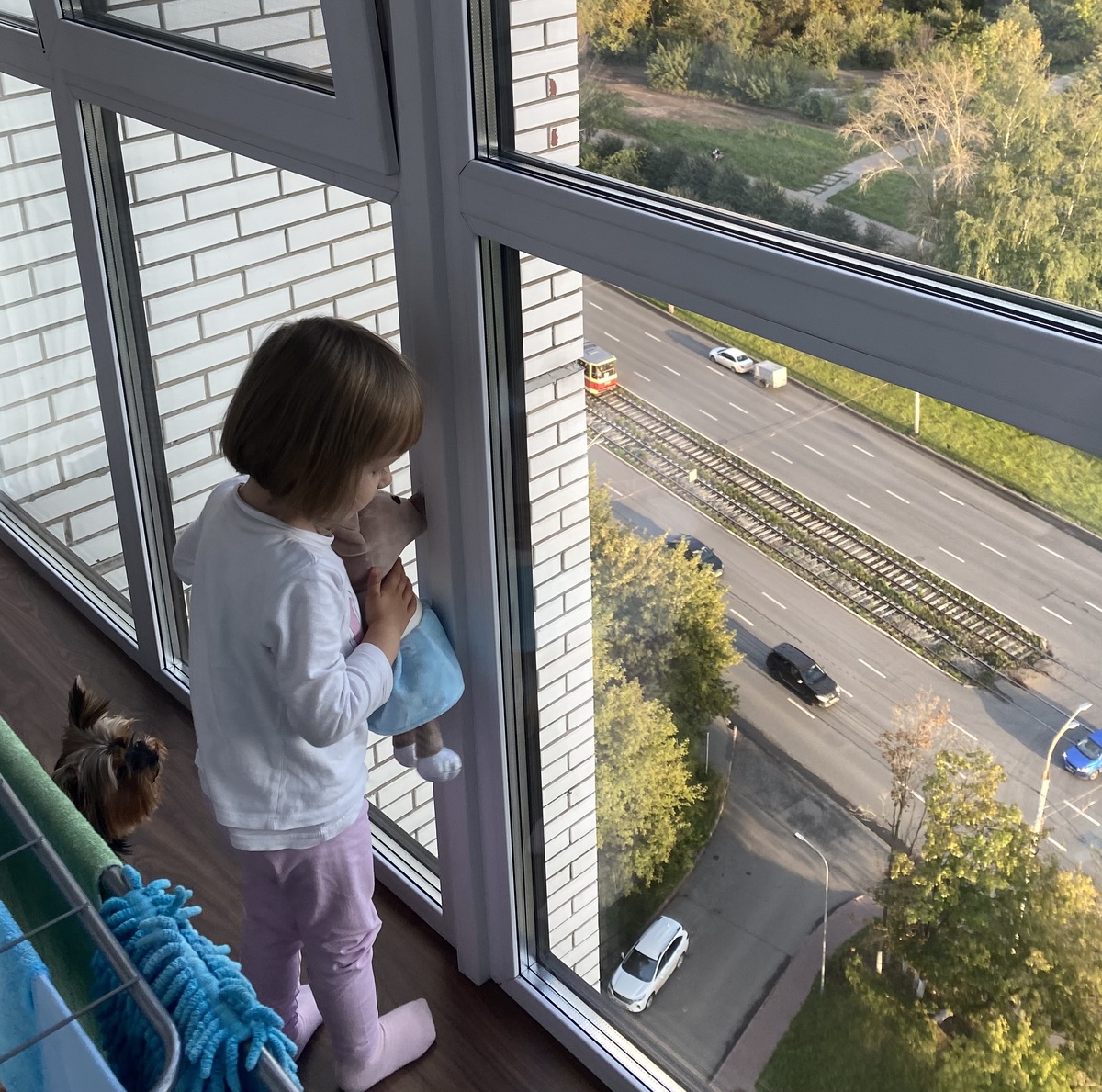 90% Сашиных фото - сзади, потому что она не любит телефон в моих руках, когда я с ней🤷‍♀️