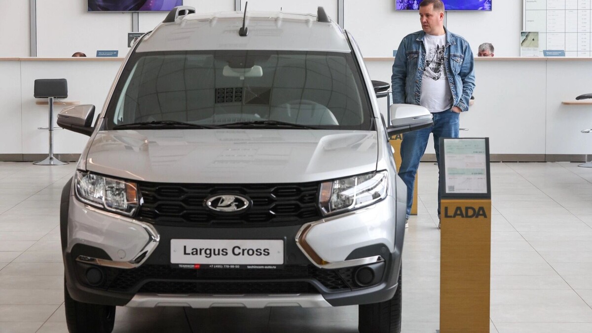 Россияне перестают покупать машины «АвтоВАЗа» и сметают иномарки. Фото: Алексей Булкин, NEWS.ru/ТАСС