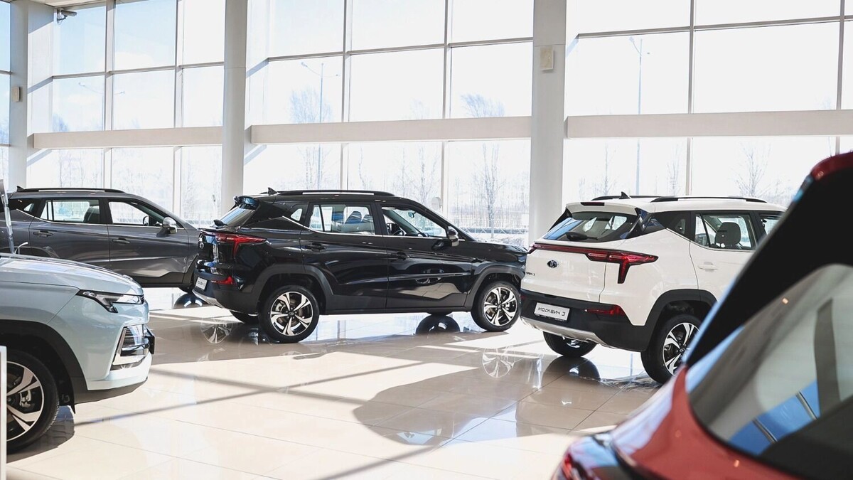 Продажи новых автомобилей в октябре 2025 года практически достигли прошлогодних показателей. Фото: 1M