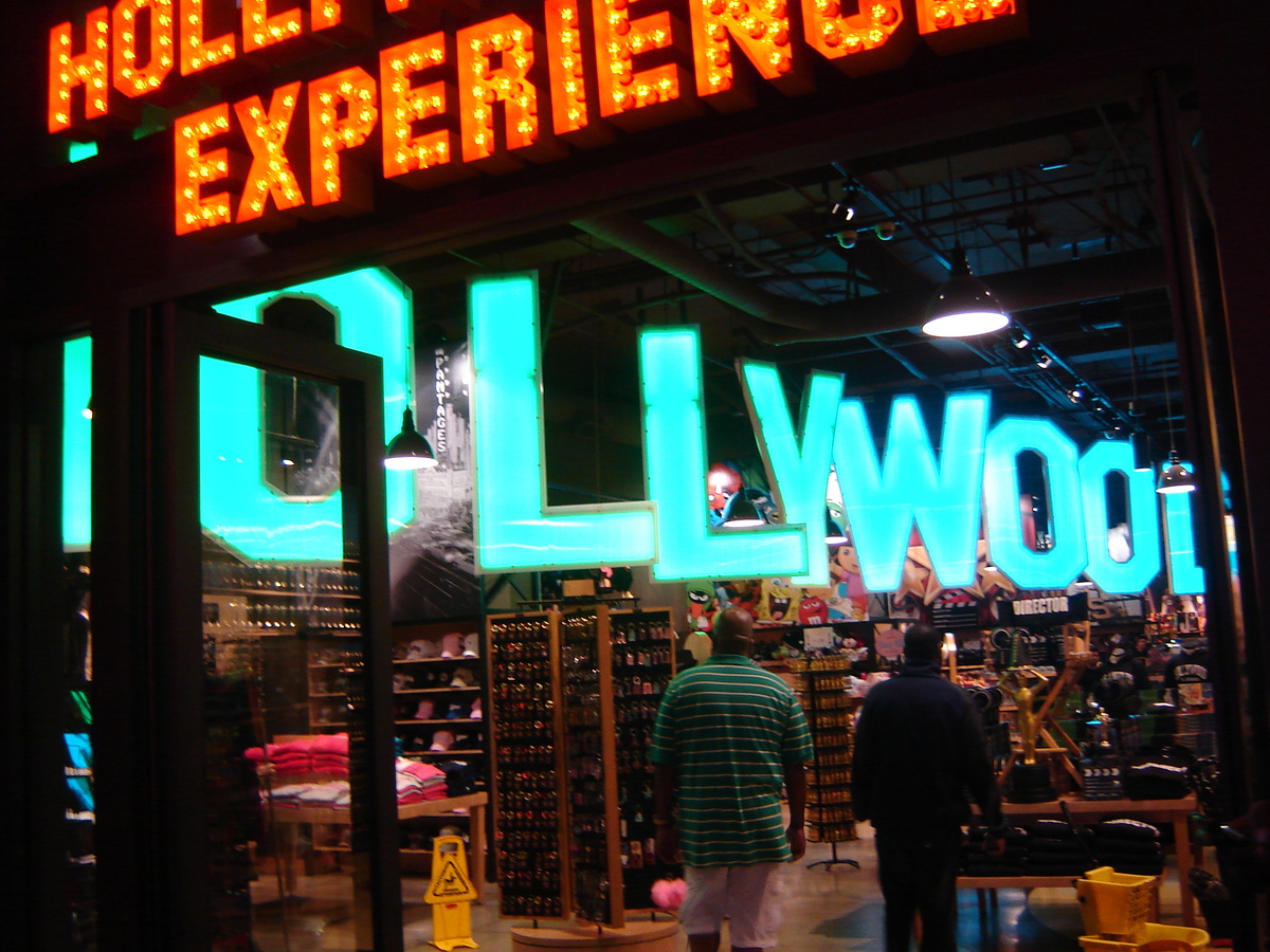 Бульвар Голливуд. Ночь.