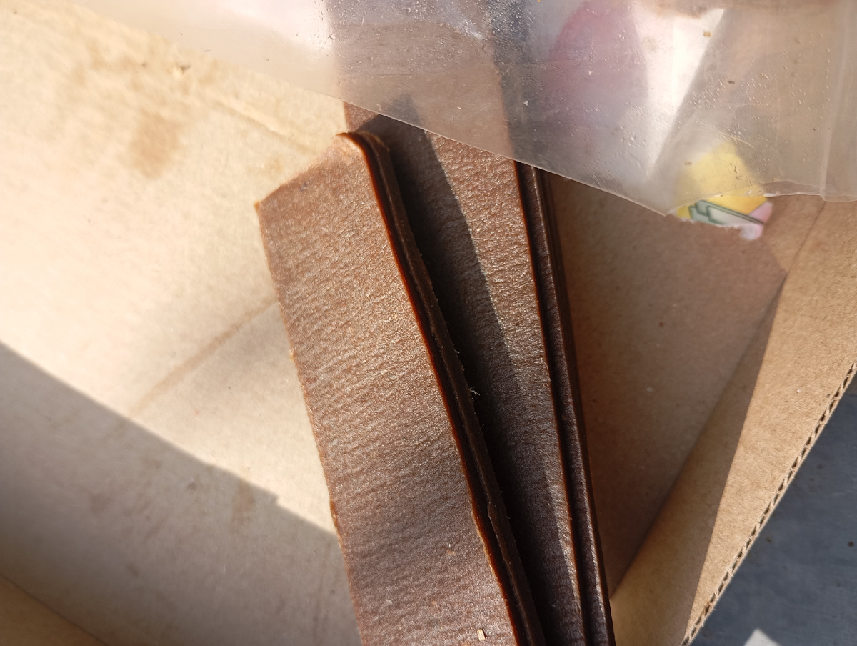 Полоски с щавелевой кислотой. Очень хорошо помогают при профилактике от клеща